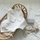 Baby meisje Sera Newborn pakje/geboortepakje van wafel katoen met kanten randjes en bijpassend mutsje maat 62/68 en 74/80 wit bovenaanzicht op bedje