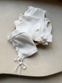 Baby meisje Sera Newborn pakje/geboortepakje van wafel katoen met kanten randjes en bijpassend mutsje maat 62/68 en 74/80 wit liggend bovenaanzicht