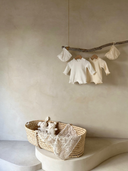 Baby meisje Sera Newborn pakje/geboortepakje van wafel katoen met kanten randjes en bijpassend mutsje maat 62/68 en 74/80 wit en creme hangend vooraanzicht 