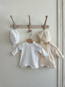 Baby meisje Sera Newborn pakje/geboortepakje van wafel katoen met kanten randjes en bijpassend mutsje maat 62/68 en 74/80 wit en creme vooraanzicht hangend