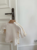 Baby meisje Sera Newborn pakje/geboortepakje van wafel katoen met kanten randjes en bijpassend mutsje maat 62/68 en 74/80 wit en creme - vooraanzicht