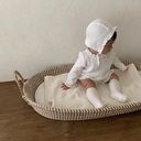 Baby meisje Sera Newborn pakje/geboortepakje van wafel katoen met kanten randjes en bijpassend mutsje maat 62/68 en 74/80 wit op baby in mand