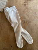 Baby meisje Chloe Legging – Stijlvolle zachte legging met subtiel gedraaid motiefje, voetjes en elastische tailleband. Verkrijgbaar in de kleuren wit en creme voor baby's van 3 tot 18 maanden