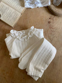 Baby meisje Chloe Legging en top – Stijlvolle zachte legging met subtiel gedraaid motiefje, voetjes en elastische tailleband met bijpassende top. Verkrijgbaar in de kleuren wit en creme voor baby's van 3 tot 18 maanden liggend bovenaanzicht