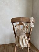 Baby meisje Diana romper van stevig katoen met gesmokt bovenlijfje - Beige (3 - 18 maanden) hangend vooraanzicht