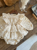 Baby meisje Elisabeth romper jurkje van katoen, lange mouwen en volants in creme met subtiele bloemenprint 6 - 18 maanden bovenaanzicht liggend