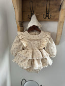 Baby meisje Elisabeth romper jurkje van katoen, lange mouwen en volants in creme met subtiele bloemenprint 6 - 18 maanden vooraanzicht