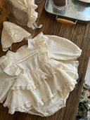 Baby meisje Elisabeth romper jurkje van katoen, lange mouwen en volants in creme 6 - 18 maanden liggend bovenaanzicht - stijlvolle baby en kinderkleding