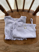 Luchtig en charmant katoenen tanktopje voor baby's van 3 maanden tot 2,5 jaar met schattig bloemetje voorop, bewerkte randjes in de kleur lavender met bijpassend Isabella vestje liggend bovenaanzicht