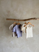 Isabella vestje met pofmouwtjes, elastieke middeltje en knoopje voor baby's van 3 maanden tot 2,5 jaar in drie kleuren lavender, zacht grijs en creme met bloemetjes hangend 