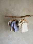 Luchtig en charmant katoenen Isabella tanktopje met bijpassend Isabella vestje voor baby's van 3 maanden tot 2,5 jaar in drie kleuren, lavender, zacht grijs en creme met bloemtjes hangend