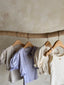 Isabella vestje met pofmouwtjes, elastieke middeltje en knoopje voor baby's van 3 maanden tot 2,5 jaar in drie kleuren lavender, zacht grijs en creme met bloemetjes met bijpassen tanktopje met schattig bloemetje hangend