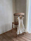 Peuter meisje June lente/zomer jurkje van katoen met gerimpeld lijfje en volants - Creme S - (2 - 4 jaar) vooraanzicht hangend