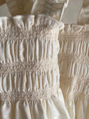Peuter meisje June lente/zomer jurkje van katoen met gerimpeld lijfje en volants - Creme S - (2 - 4 jaar) close up 