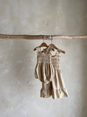 Peuter meisje June lente/zomer jurkje van katoen met gerimpeld lijfje en volants samen met diana romper beige met gerimpeld lijfje- Beige 2-4 jaar vooraanzicht hangend