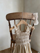 Peuter meisje June lente/zomer jurkje van katoen met gerimpeld lijfje en volants Beige 2-4 jaar vooraanzicht close up