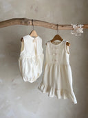 Meisje kinderkleding Jeanne jurkje van stevig katoen in creme met schattige strikjes en volants 2 - 4 jaar met nina romper hangend