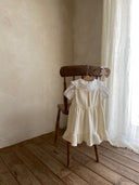 Meisje kinderkleding Jeanne jurkje van stevig katoen in creme met schattige strikjes en volants 2 - 4 jaar achterkant