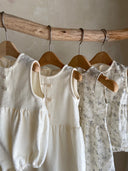 Meisje kinderkleding Jeanne jurkje van stevig katoen in creme met schattige strikjes en volants 2 - 4 jaar  close up 