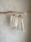 Meisje kinderkleding Jeanne jurkje van stevig katoen in creme met schattige strikjes en volants en blouse 2 - 4 jaar peuter - vooraanzicht 