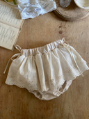 Baby meisje Lilly bloomer rokje van katoen  met geborduurde bloementjes en strikjes in creme kleur maat S 62/68/74 (3 - 10 maanden) en maat M 80/86 (10 - 18 maanden) bovenaanzicht 