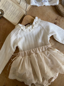 Baby meisje Lilly bloomer rokje van katoen  met geborduurde bloementjes in creme kleur maat S 62/68/74 (3 - 10 maanden) en maat M 80/86 (10 - 18 maanden) bovenaanzicht met chloe top