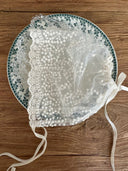 Laura baby mutsje - kant - Accessoire - Petite Amé