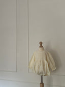 Baby meisje Maya romper van geweven stof met kanten kraagje en ballonmouwtjes maat 62 - 86 ( 0 - 18 maanden) op pop