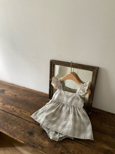 Vivienne suit